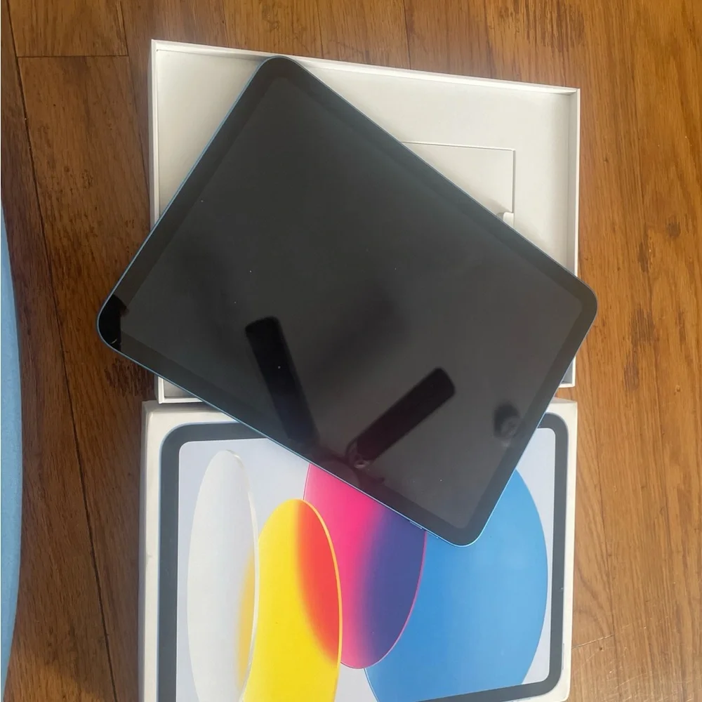 Apple Blue iPad with Charger and Cable - Picture 4 of 5